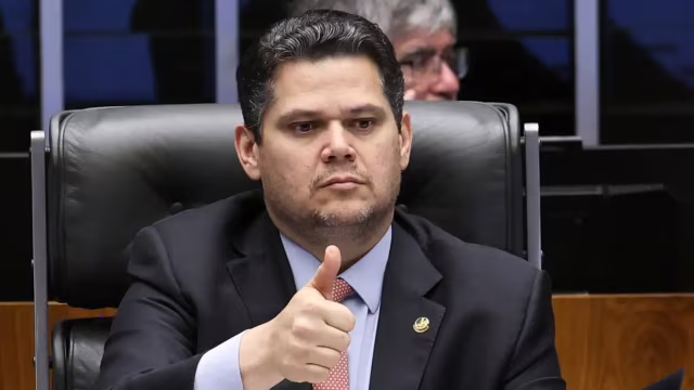 Alcolumbre diz que PEC do fim da escala 6x1 não será votada diretamente no plenário do Senado