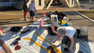 Voluntários montam tapetes de Corpus Christi na Paróquia Nossa Senhora Aparecida, em Ipatinga