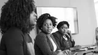 Estudo aponta que jovens mulheres negras seguem nos piores indicadores de trabalho em 2025
