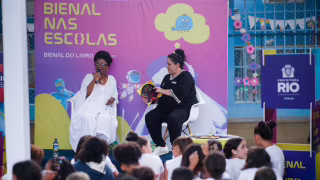 Bienal nas Escolas leva álbum de figurinhas literárias a escolas públicas do Rio para estimular leitura