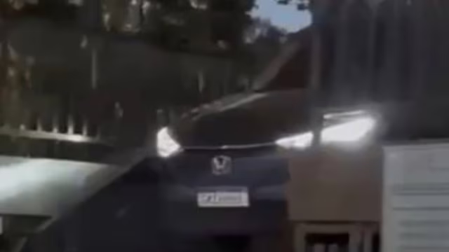 Motorista segue GPS e deixa carro preso em escadaria de pedestres em Amparo (SP)