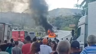 Incêndio em veículo chama atenção na BR-040 em Ribeirão das Neves, no sentido Sete Lagoas