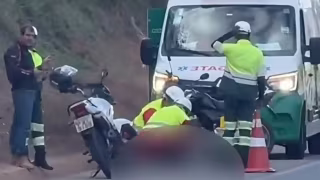 Motociclista fica ferido em acidente na BR-116, perto da balança de pesagem, em Caratinga