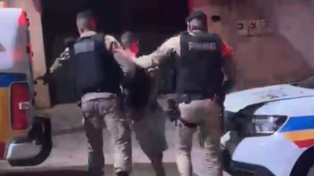 Procurado por homicídio é preso após fuga por muros e telhados em Betim