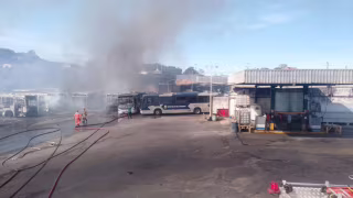 Incêndio atinge garagem de ônibus em Belo Horizonte e destrói 27 veículos da Viação Anchieta