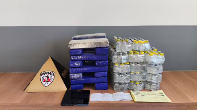 PM apreende 16 barras de maconha e 324 frascos de lança-perfume em Manhuaçu