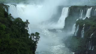 Turista ultrapassa área de proteção nas Cataratas do Iguaçu para recuperar celular