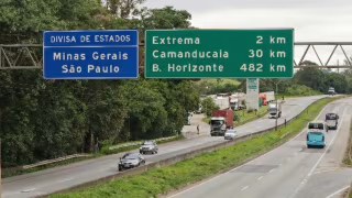 Carreta atravessa em “L” na Fernão Dias e agrava fila no pedágio de Carmópolis de Minas