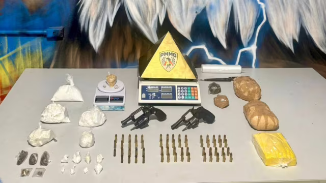 Homem de 33 anos e mulher de 36 são presos em Ipatinga por suspeita de tráfico e posse de armas