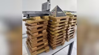 Polícia encontra 110 barras de maconha após vizinho notar portão aberto e luzes acesas em imóvel de Uberlândia