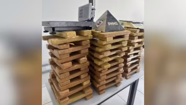 Polícia encontra 110 barras de maconha após vizinho notar portão aberto e luzes acesas em imóvel de Uberlândia