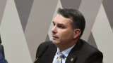 Flávio Bolsonaro diz que postura de Lula o faz parecer “o chefe do PCC” em evento em SP