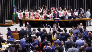 PEC do fim da escala 6x1 avança; proposta vai ao Senado após aprovação na Câmara