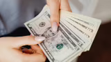 Dólar fecha em alta a R$ 5,18 com cautela global e tensão no Oriente Médio