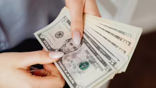 Dólar fecha em alta a R$ 5,18 com cautela global e tensão no Oriente Médio