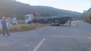 Acidente entre moto e caminhão deixa motociclista ferido em trevo das MG-129 e MG-462, em Itabira