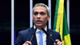 Deputado Gustavo Gayer segue internado em Goiânia com melhora após obstrução intestinal