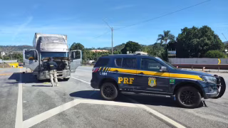 Adolescente de 14 anos é flagrado pela PRF dirigindo caminhão na BR-381, em Itaguara