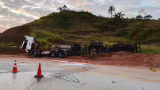 Combustível derramado de caminhão na BR-381 atinge Rio Piracicaba e afeta abastecimento de água em Antônio Dias