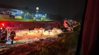 Carreta com carga de arroz tomba na Via Dutra em Barra Mansa e interdita sentido São Paulo
