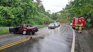 Carro bate em caminhão na Rio-Santos e homem fica ferido em Angra dos Reis