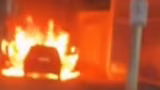 Carro é destruído por incêndio na Rua Caetés, no bairro Iguaçu, em Ipatinga