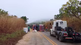 Caminhão bitrem com carga de soja tomba na LMG-628 e bloqueia a Serra de Israel, em Unaí
