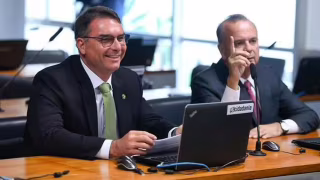 Flávio Bolsonaro diz que, se vencer em 2026, vai priorizar fim da reeleição e pausa na reforma tributária
