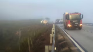 BR-381 é liberada após retirada de caminhão tombado em Antônio Dias