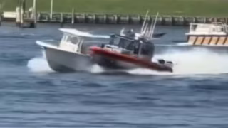 Militar da Guarda Costeira dos EUA desliga motor de barco desgovernado em Maryland
