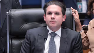 Hugo Motta confirma viagem a Lisboa em jato de Daniel Vorcaro e hospedagem paga por empresário