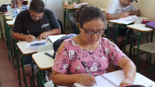 Brasil fecha 2025 com menor taxa de analfabetismo da série histórica, aponta PNAD: 4,9%