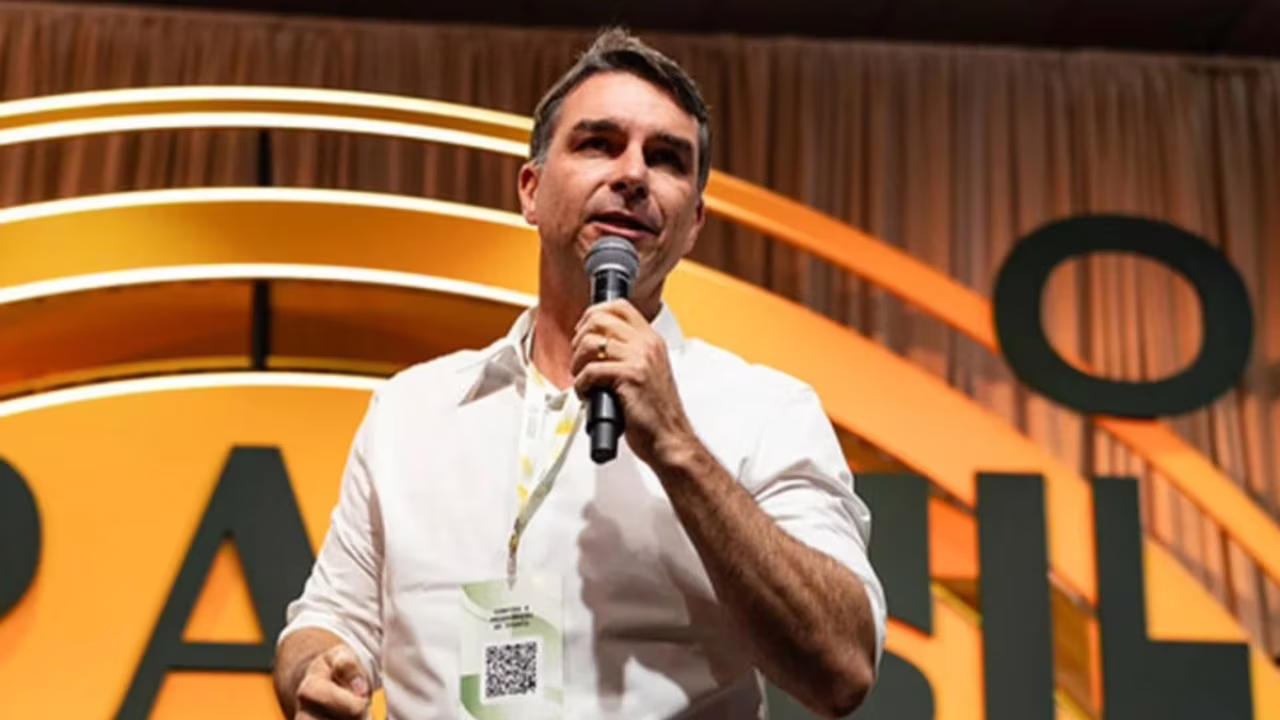Flávio Bolsonaro é elogiado pela escuta, mas criticado pelo isolamento