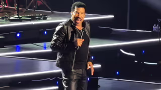 Lionel Richie é levado de ambulância após tontura e encerra show mais cedo em Saint Paul