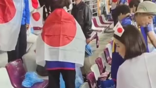 Torcedores do Japão recolhem lixo nas arquibancadas após derrota para o Brasil em Houston