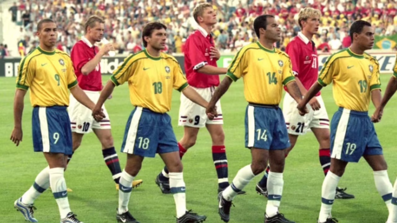 Seleções de Brasil e Noruega entrando em campo para partida da Copa de 1998, na França