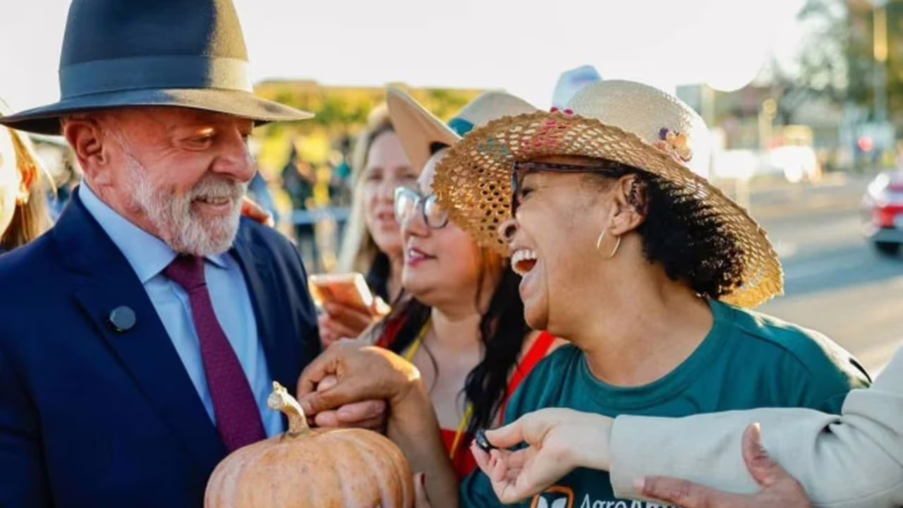 Presidente Lula, ontem, com apoiadores, no lançamento do Plano Safra voltado para o agricultor familiar, no Palácio do Planalto