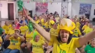 Mulheres 57+ gravam aquecimento bem-humorado para Brasil x Noruega em Itanhaém