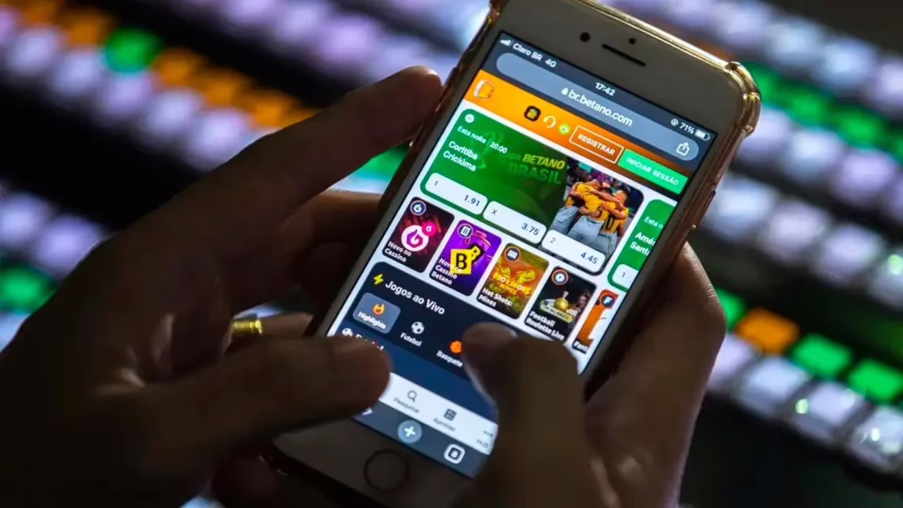 A popularidade das apostas esportivas é impulsionada pela facilidade de acesso via smartphones para palpites e acompanhamento de odds.
