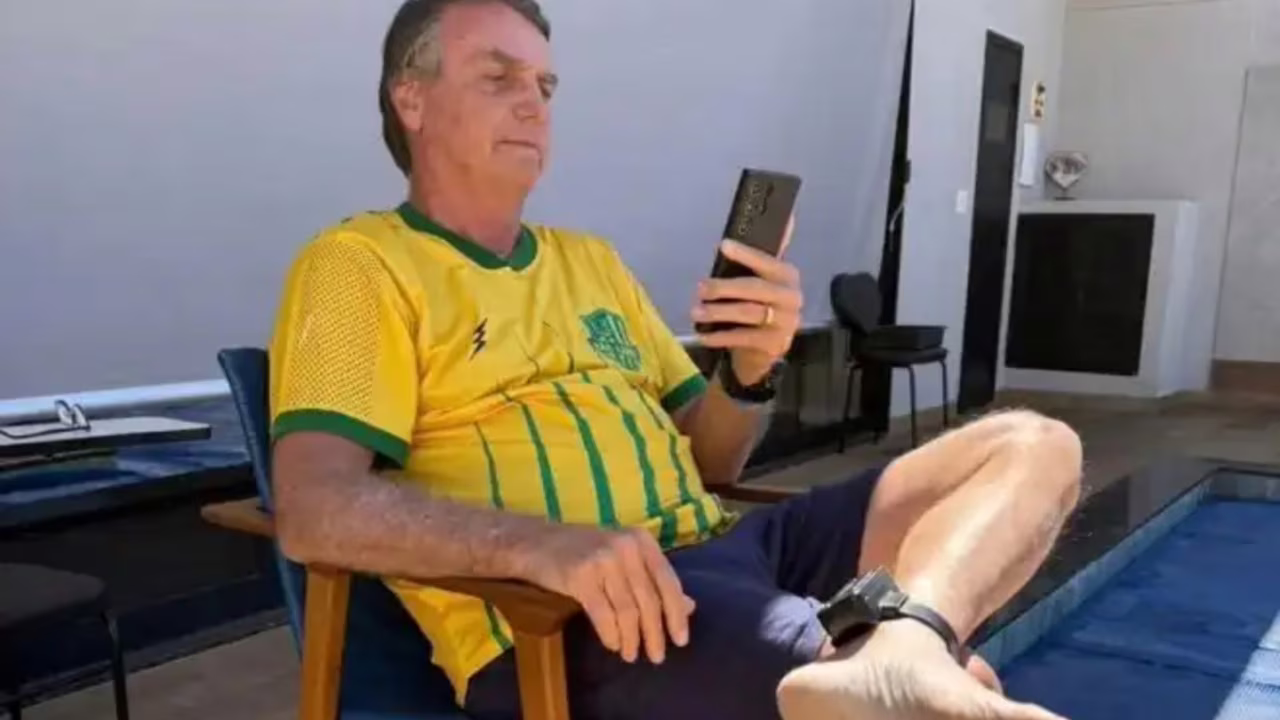 Ex-presidente Jair Bolsonaro •