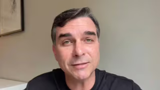 Flávio Bolsonaro critica Lula em live após ir aos EUA discutir tarifa sobre produtos brasileiros