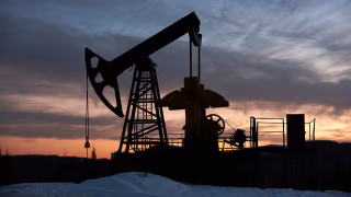 Ataques entre EUA e Irã fazem petróleo oscilar e ampliam alerta sobre rota vital de energia
