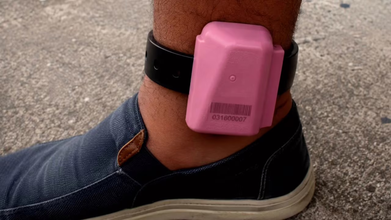 tornozeleira eletrônica rosa