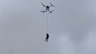 Drone de grande porte resgata homem preso em telhado durante enchentes em Liuzhou, na China