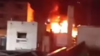 Incêndio de grandes proporções atinge casa no Sacomã, em São Paulo, e termina sem vítimas