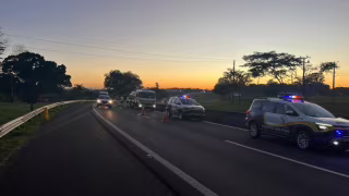 Motorista é preso após bater em defesa metálica e mureta na SP-425, em Presidente Prudente, e bafômetro indicar 0,69 mg/L
