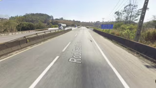 Menino de 8 anos morre e irmão fica gravemente ferido após carro cair em rio na BR-381, em Cambuí