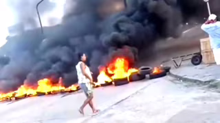 Protesto bloqueia Avenida Recife no Ipsep e cobra inclusão em auxílio emergencial em Pernambuco