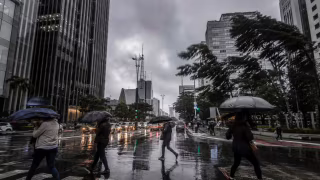Frente fria muda o tempo em São Paulo com chuva, vento e queda de temperatura