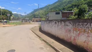 Carro atinge muro de residência no bairro Ana Moura, em Timóteo